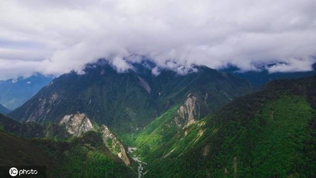 探访中国熊猫大道 雪山、草地、湖泊美景宜人