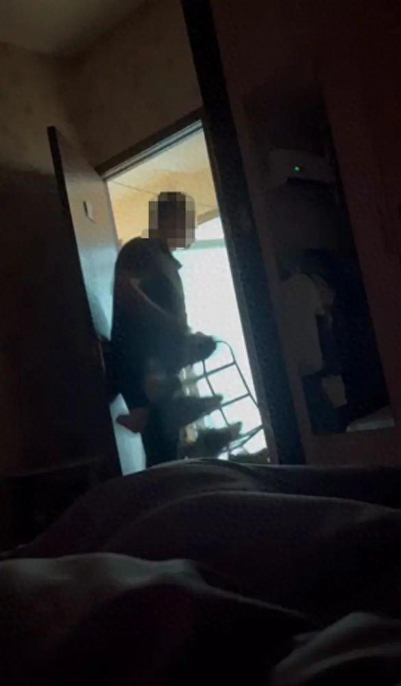 车子逾期被锁车怎么开，情侣出租屋内遭中介掀被子催租，男子崩溃：女友没穿衣中介抱怨被套路 配图02