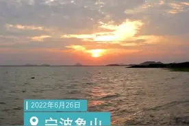 落日余晖映晚霞 波涛共长天一色 夏天海边落日时分美若画图片