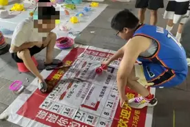 长沙夜市的“有奖数字游戏”为何老输？数学老师一算，结果惊呆了图片