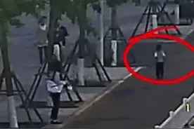 揪心！路上4岁男孩边跑边哭找妈妈……图片