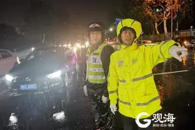 车辆进水熄火、车轮陷入泥坑……雨天行车，青岛交警教你如何遇险自救图片