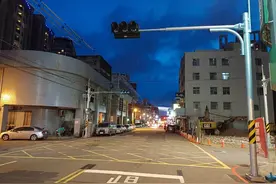装饰？台中一红绿灯装设半年未通电 市交通局回应图片