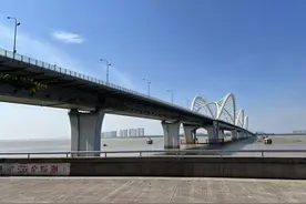 记者帮 | 九堡大桥电动车早高峰过桥堵车上热搜，路桥集团：慢行系统已开工建设图片