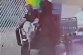 今日主角 | 这把为陌生人撑起的雨伞 传递着温暖图片