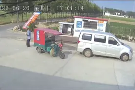 老人路边数钱时现金被大风吹走，收麦老板一张不少帮忙捡回：理解种地不易图片