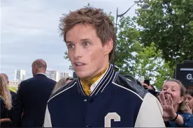 小雀斑巴黎看秀 棒球夹克搭配牛仔裤学院风十足图片