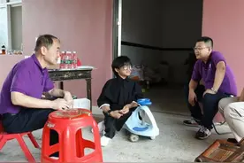 安徽“扭扭车”男孩获资助图片