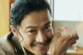 爱过！日本男星小栗旬拍摄杂志：卷发胡须“本山”化图片