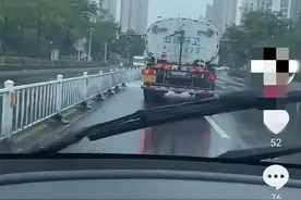 下着大雨，洒水车又出来洒水了……图片