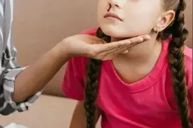 孩子流鼻血，止血要做对图片