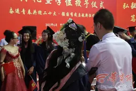 超美学士帽亮相西安两所大学毕业典礼 学生DIY用精美装饰品装扮图片