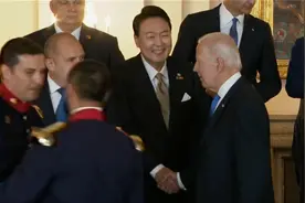 北约峰会全家福 韩国总统尹锡悦握手拜登被无视图片