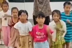乡村小学生跳街舞，动作干净利落整齐划一，老师：才学了一个半月图片