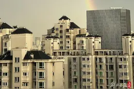 西边日落东边雨，申城上空出现“双彩虹”图片