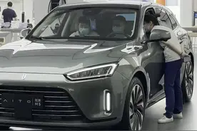 杭州新能源车最高补贴1万元 天目新闻探访：4S店客流量增多 部分品牌需提早订车图片