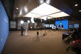 中央美术学院举行毕业典礼，毕业生穿专属学位服接受家人拨穗图片