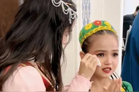 新疆小女孩见到Angelababy激动哭 baby暖心为其擦泪图片