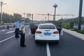 半斤白酒+四瓶啤酒，“嗨啤”后上演“贵妃侧卧”图片