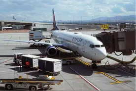 美国航空公司：若超售机票，自愿下机乘客将获1万美元补偿图片