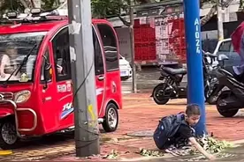 山东男孩雨中徒手清理排水口杂物，拍视频者：回家用视频教育自己的孩子，尽量帮助他人图片