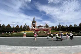 上海迪士尼再开园首日：好久不见，有游客特别包了一束玩偶花图片