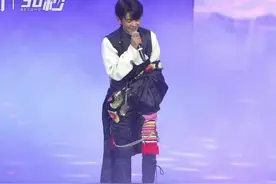 30秒丨丁真现身甘孜文旅发展大会 献唱歌曲《请相信》图片
