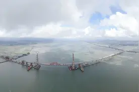 （经济）广东汕头牛田洋特大桥主桥合龙图片