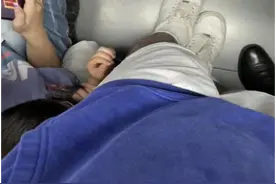 男子坐地铁，被陌生小男孩拔腿毛玩：不忍打扰，以后他也会长的图片