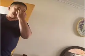 女儿失恋后情绪失控，爸爸发现后强忍难受细声安慰，网友：有爸爸疼真好图片