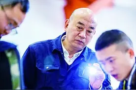 “两优一先”先进典型：是飘扬的旗，是挺立的树图片