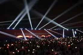 这些高校的毕业典礼，白天晚上都很燃图片