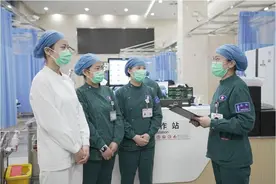 产妇路边分娩获救助，救人护士：没思考，是条件反射图片