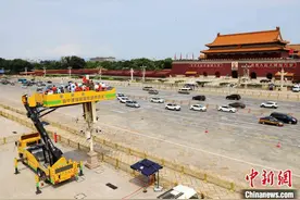 天安门广场及长安街253基华灯启动“体检”图片