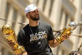 库里至少在NBA再打4年，接近与安德玛签超10亿美元终身合同图片