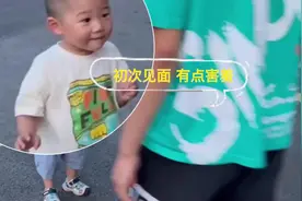 临沂：萌娃变身“小迷弟”一路跟回消防队图片