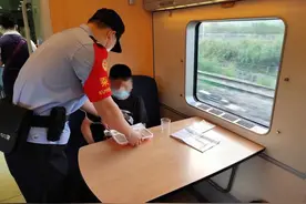 暑假刚开始，15岁男孩独自一人坐上火车要跑去福州打工图片