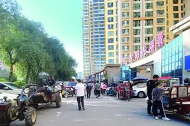 停车场变菜市场！西宁这里小摊贩占道经营严重图片