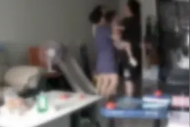 家长暴力脚踹2岁孩子？警方：男子情绪失控，已传唤到案图片