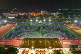 “隔空”合影、直播间送祝福……因公身在国外，福建这所高校校长“暖心”送别毕业生图片