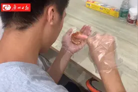 烤鸡翅、削苹果…在无障碍厨房，视障人士开启首次“烹饪之旅”图片