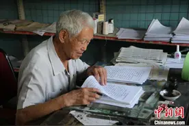 浙江宁波八旬老党员51年手抄1500万字红色史料图片