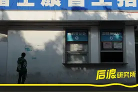 暑假，大学生涌入富士康流水线图片