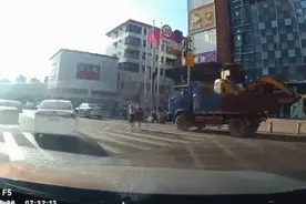 这个小学生太可爱了！东莞一路口上的暖心瞬间……图片