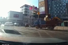 这个小学生太可爱了！路口上的暖心瞬间图片