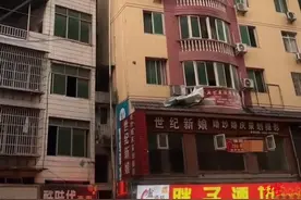 惊险！巴中南江突发狂风掀翻屋顶铁皮，吹向另一栋楼险砸路人图片