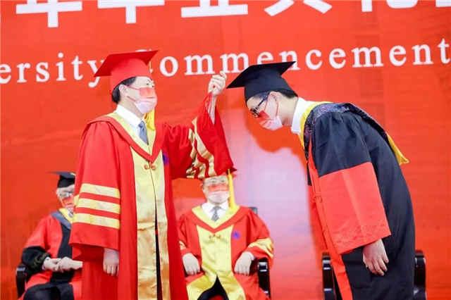 “干将发硎，有作其芒”，奥运冠军为上大毕业生送祝福