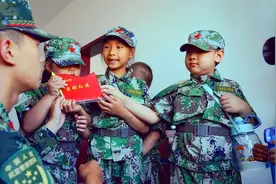 来到军营，“我也是军人了”图片