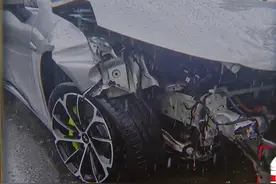 小鹏P7失控发生事故 车头损毁气囊未弹出图片