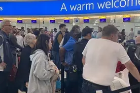 总台记者看世界丨这个没有旅行限制的暑期 英国人为何反倒“寸步难行”了？图片